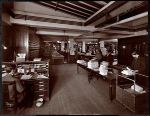 Uomini che lavorano in quella che sembra essere una sala di smistamento alla Metropolitan Life Insurance Co. in 23rd Street e Madison Avenue, New York, 1907